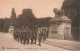 Brussel Laeken Les Grenadiers Devant La Chateau Royal - Régiments