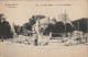SO 15-(51) LA GUERRE 1914/1916 - SUIPPES - LA PLACE DE LA MAIRIE - DECOMBRES - 2 SCANS - Sonstige & Ohne Zuordnung