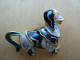 Broc-077 Broche Neuve Représentant Un Chien Porcelaine Bleue  Blanche ,oreilles Pendantes Avec Soupçons De Métal Doré - Altri & Non Classificati