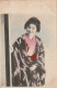 VE 22- (JAPON) JAPANESE -JEUNE FEMME JAPONAISE EN TENUE TRADITIONNELLE ( KIMONO ) - CARTE COLORISEE - 2 SCANS - Otros & Sin Clasificación