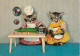 VE 26- COUPLE DE CHATONS HUMANISES EN CUISINE - ROULEAU A PATISSERIE , TOQUE DE CHEF - CARTE COULEURS - 2 SCANS - Chats