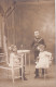 UR Nw40- CARTE PHOTO ENFANTS ATTABLES - PHOT. SALVANE , MONTAUBAN ( 82 ) - CORRESPONDANCE 1er JANVIER 1914 - Scenes & Landscapes