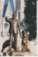 Partners L'Homme Walt Disney Saluant Les Visiteurs En Tenant La Main à Mickey Statue En Cuivre   CM 2 Scans - Disneyworld