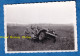 Photo Ancienne Snapshot - Manoeuvre Militaire Sur Automobile Jeep ? Hotchkiss ? - Voir Insigne Sur Zoom - 1955 - Casque - War, Military