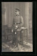 AK Soldat In Uniform Mit Säbel Und Schirmmütze An Einem Tisch Lehnend, Uniformfoto  - Guerre 1914-18