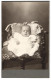 Fotografie W. E. Schlemm & Co, Ort Unbekannt, Niedliches Baby Im Taufkleid  - Personnes Anonymes