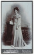 Fotografie Loeffke & Co., Remscheid, Alleestrasse 10, Hübsche Dame In Langem Kleid Mit Grossem Kragen  - Personnes Anonymes