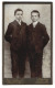 Fotografie Gg. Scharf, Nürnberg, Austrasse 114, Zwei Junge Burschen In Schwarzen Anzügen Mit Fliegen  - Anonymous Persons
