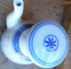 * Petite Carafe En Porcelaine Chinoise, Avec Bouchon Et Bec Verseur. - Carafes