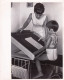 Photo De Presse -aout 1968 - Stockholm - Ann Erikson Enfant Handicapée Apparaillée De Bras Artificiels - Altri & Non Classificati