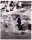 Photo De Presse -03/ 1968- ROMA - Fontaine De Trevise - Jeune Garcon Essayant D 'attraper Les Pieces Avec Un Aimant - Altri & Non Classificati