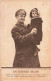 En De Bonne Mains Soldat Britannique Avec Un Enfant Abandonné Dans Un Village Repris Au Allemands Angleterre Guerre 1914 - War 1914-18