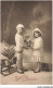 AS#BFP1-0105 - JOUET - POUPEE - Bonne Année - Enfants Tenant Une Poupée PERE NOEL - Juegos Y Juguetes