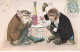 SINGES #FG56249 COUPLE DE SINGES HUMANISES JOUENT AU CARTES CIGARE VIN PAR ILLUSTRATEUR - Scimmie