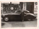 TRANSPORT VOITURES FEMME AVEC JAGUAR MARK VII SALOON  DEVANT MAGASIN VELOS RALEIGH HUMBER-  VERITABLE PHOTO NON DENTELEE - Automobiles