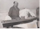 PHOTO PRESSE MONSIEUR COTTEN A CONSTRUIT LA MAQUETTE DU CUIRASSE RICHELIEU JUIN 1964 FORMAT 18 X 13 CMS - Schiffe