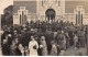 A Localiser - N°80710 - Manifestation Devant Une église, Hommes Portant Des Drapeaux - Carte Photo - To Identify