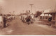 A Identifier - N°91510 - Militaires Sur Des Chevaux Défilant Dans Une Rue - Carte Photo - To Identify