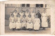 A Identifier - N°89616 - Groupe De Femmes Portant Des Tabliers Autour D'un Homme - Carte Photo à Localiser - To Identify