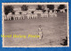 Photo Ancienne Snapshot - Portrait D'un Homme Torse Nu Sur Un Stade - Groupe De Garçon En Arriere Plan - Athlete Sport ? - Deportes