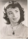 YO 9- PORTRAIT D ' ARTISTE : DANIELLE DELORME - PHOTO LUCIENNE CHEVERT- WARNER BROS ( 1952 ) - 2 SCANS - Célébrités