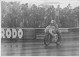 PILOTE MOTO GIACOMO AGOSTINI COURSE ANNEE 1974 700CC YAMAHA RACE OF THE YEAR PHOTO DE PRESSE ORIGINALE 18X13CM - Sports