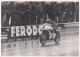 PILOTE MOTO GEOFF BARRY COURSE DE L'ANNEE 1974  RACE OF THE YEAR PHOTO DE PRESSE ORIGINALE 18X13CM - Deportes