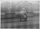 PILOTE MOTO KENNY ROBERTS YAMAHA 700CC  COURSE DE L'ANNEE 1974  RACE OF THE YEAR PHOTO DE PRESSE  18X13CM R1 - Sport