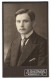 Fotografie R. Klietmann, Berlin-Adlershof, Bismarckstr. 39, Junger Herr Im Anzug Mit Krawatte  - Persone Anonimi