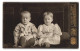 Fotografie Th. Joop, Bromberg, Wilhelmstr. 15, Portrait Süsses Kinderpaar In Hübscher Kleidung  - Personnes Anonymes