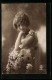 Foto-AK A. Noyer Nr. 2921: Hübsche Dame Mit Blumenarrangement, Anniversaire  - Photographs