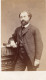 Photo CDV D'un Homme élégant Posant Dans Un Studio Photo A Lyon - Antiche (ante 1900)