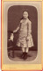 Photo CDV D'une Jeune Fille élégante Posant Dans Un Studio Photo - Antiche (ante 1900)