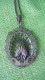 Ancien Joli  Pendentif Médaillon à Tête De Bretonne Avec Sa Chaîne Métal Argenté - Kettingen