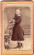 Photo CDV D'une Jeune Fille élégante Posant Dans Un Studio Photo A Paris - Antiche (ante 1900)