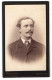 Fotografie G. W. Leineweber, Hannover, Georgstr. 11, H. Philipsen Im Anzug Mit Anstecknadel Und Schnurrbart  - Anonymous Persons