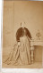 Photo CDV D'une Femme élégante  Posant Dans Un Studio Photo A Newcastle - Alte (vor 1900)