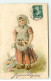 N°20629 - Carte Gaufrée - Joyeuses Pâques - Fillette Portant Des Poussins Dans Son Tablier - Pasen