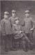AK Foto 4 Soldaten Mit Schirmkappen - Stehkragen - Abzeichen Krone 61 - 1. WK (69066) - War 1914-18