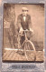 Photo Originale Collée Sur Carton - Cyclisme - Homme Posant Chez Le Photographe Avec Son Velo  - Format 11.0 X 7.0 Cm - Wielrennen