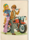 XXX - CARTE FANTAISIE BRODEE - COUPLE A MOTO - ILLUSTRATEUR - EDIT. PRAT- 2 SCANS - Bestickt