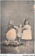 AJRP5-0472 - ENFANTS - FILLETTE ET SES POUPEES SUR OEUF GEANT - Portraits