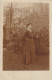 XXX -(45) PUISEAUX - CARTE PHOTO - FEMME POSANT DANS LE JARDIN - 2 SCANS - Puiseaux