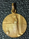 Pendentif Médaille Religieuse Début XXe "Sainte Geneviève Veillant Sur Paris" D'après Puvis De Chavannes - Religion &  Esoterik