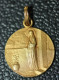 Pendentif Médaille Religieuse Début XXe "Sainte Geneviève Veillant Sur Paris" D'après Puvis De Chavannes - Religion & Esotérisme