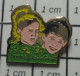 3517  Pin's Pins / Beau Et Rare / AUTRES / DEUX ENFANTS BONNE FETE MAMAN - Andere & Zonder Classificatie