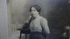 Assez Rare Ancienne Photo Cartonnée ( 16 X 10,5 Cm ) D'une Jeune Femme ( Photographe A.de Nussac à Guéret Creuse ) - Personas Anónimos