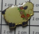 3517 Pin's Pins / Beau Et Rare / ANIMAUX / MOUTON NOIR ET BLANC AVEC UN COLLIER DE FLEURS - Animaux