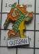 3517 Pin's Pins / Beau Et Rare / MARQUES / OUTSPAN SORCIER INDIEN AVEC UNE LANCE JUS DE FRUITS - Merken