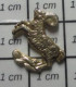 3517  Pin's Pins / Beau Et Rare / ANIMAUX / SIGNE ASTROLOGIQUE CAPRICORNE METAL JAUNE - Animaux